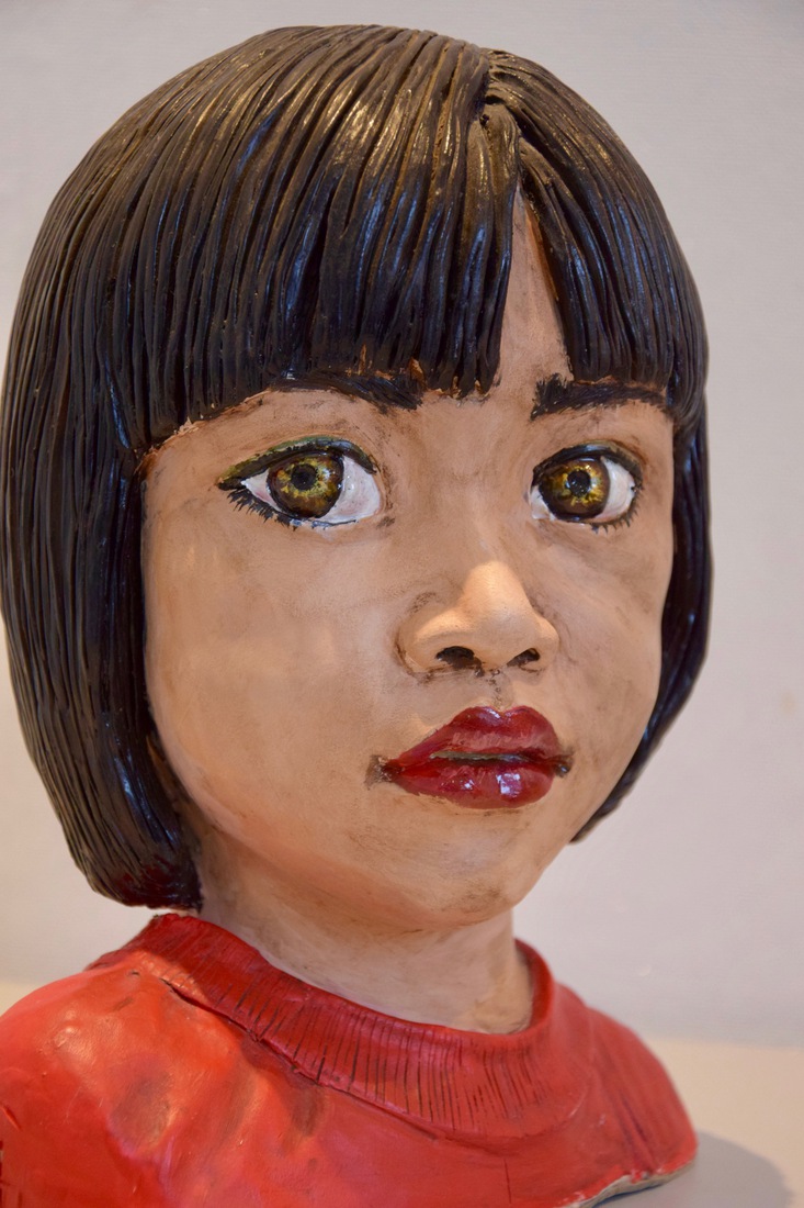 Keramiek borstbeeld van een Meisje uit uit Indonesië.