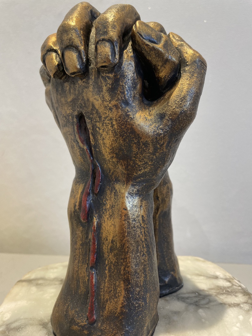  De gewonde handen van Jezus. Keramiek beeld