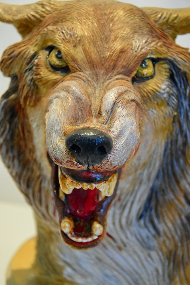  Woeste Wolf. Borstbeeld van keramiek
