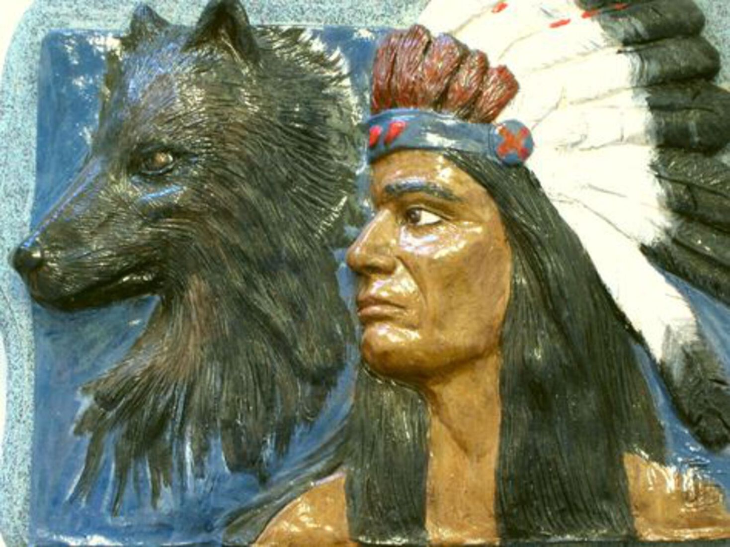  Indiaan met zijn wolf.  Keramiek beeld in reliëf