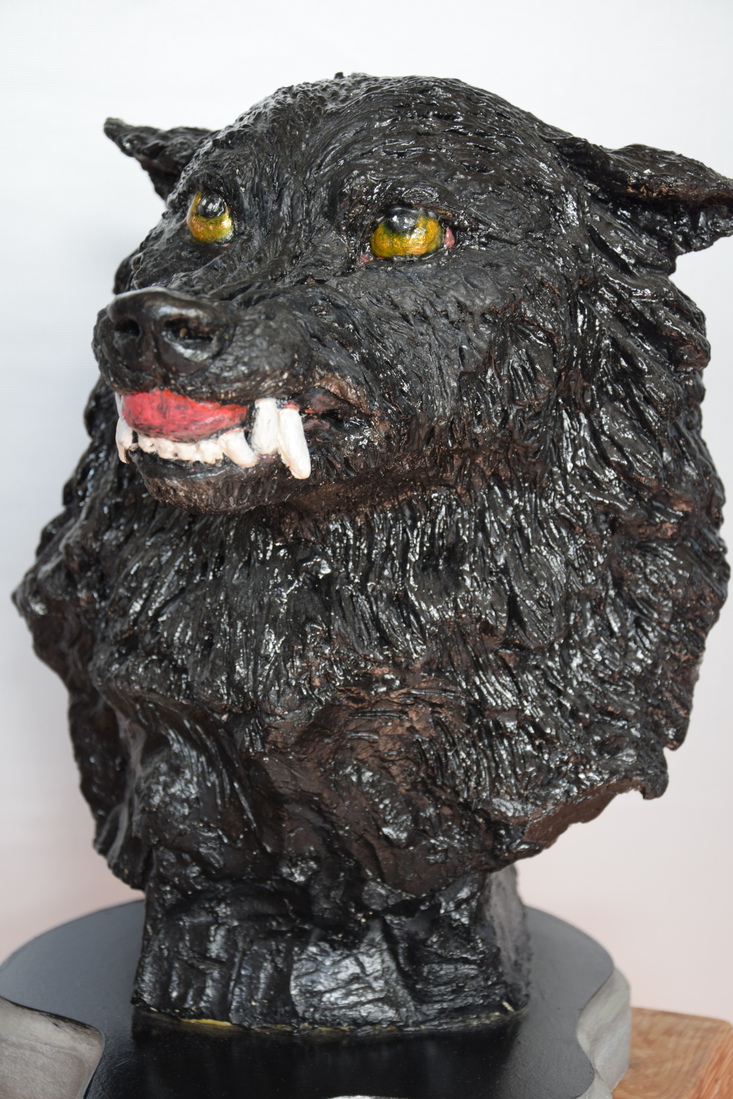 Zwarte Wolf. Borstbeeld van keramiek 