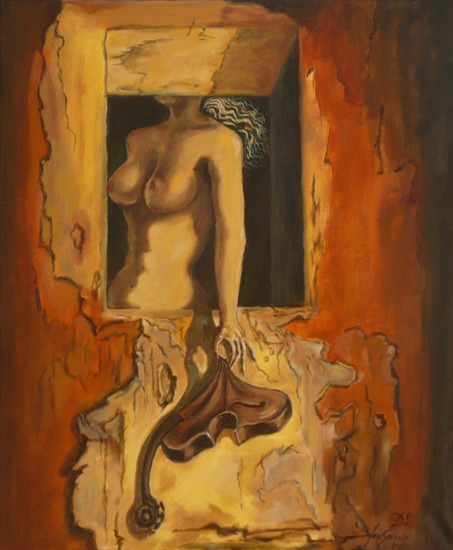 Vrouw in venster met plastische viool