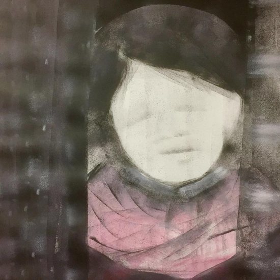 Meisje voor het vensterraam