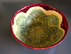 Verschillende schalen van geglazuurde klei