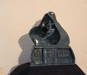 Heel speciaal en bijzonder om te vervaardigen. Ik vraag aan de opdrachtgever(s) of ze mij willen vertellen over hun dierbare, zodat ik een beeld krijg van zijn/ haar leven, hiermee ga ik aan het werk om een mooi, respectvol aandenken te vervaardigen...