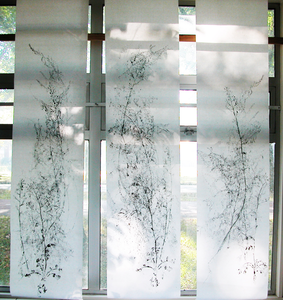 Het rijstpapier is transparant waardoor de kleuren en vormen prachtig uitkomen als er licht doorheen komt, voor een raam bijvoorbeeld.