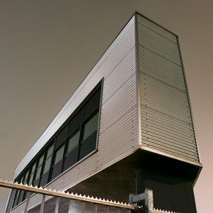 Door 's nachts op een industrie/bedrijventerrein of kantoorpark te fotograferen, vond ik mooie kleuren en composities. De verlichtingen kunnen een voor- en nadeel zijn.
