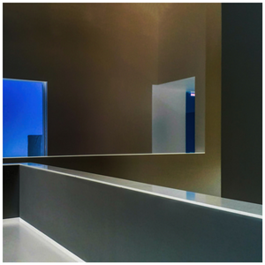 Een donkere kamer in kleur.