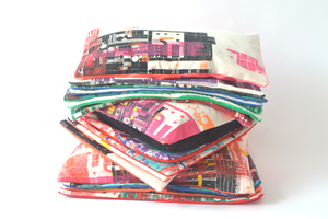 Kussens, twee verschillende lego patronen reageren op elkaar in meerdere lagen en kleuren over elkaar gedrukt op katoen. Daarna zijn er enveloppe kussen van gemaakt met effen achterkanten. In verschillende formaten 20x40cm - 30x30cm -30x40cm - 30x50cm - 45x60cm