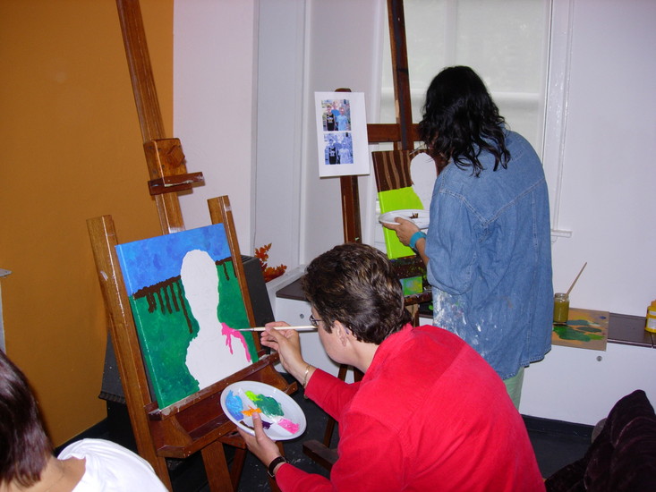 Karin en Sylvia intensief aan het schilderen.