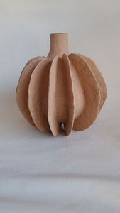 In deze serie speel ik met de vorm van een vaas - herkenbaar, maar onbruikbaar. Sommige missen een bodem, andere zit vol gaten. Je kunt er geen bloem in zetten, en dat is precies de bedoeling. Het idee ontstond toen mensen vroegen of er in mijn werk ook bloemen gezet mogen worden. 