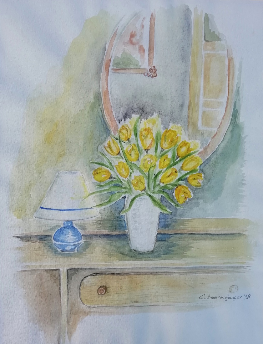 Een vaas met bloemen voor de spiegel 