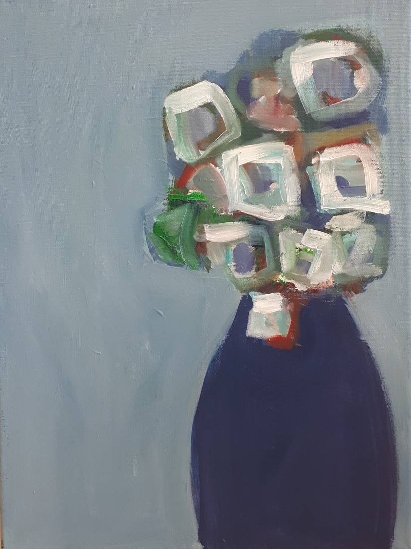 Bloemen in blauwe vaas 