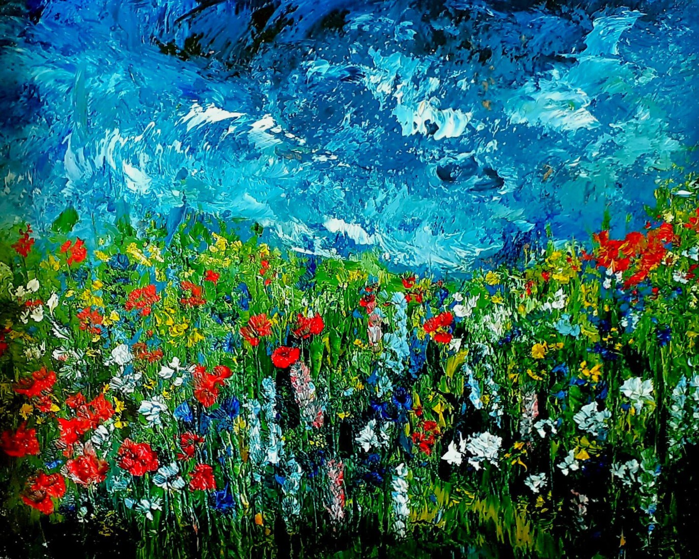Een zee van wilde bloemen onder een woelige turquoise hemel