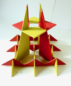 Eenvoudige vormen en materialen leiden tot speelse objecten.
Torens en stapelingen verruimen je blik.