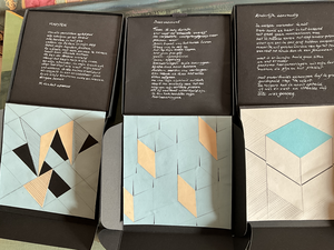 Een reeks tekeningen en collages zijn vormgegeven in zwarte doosjes. Daarin wordt het beeld gecombineerd met korte teksten, overwegingen en gedichten.