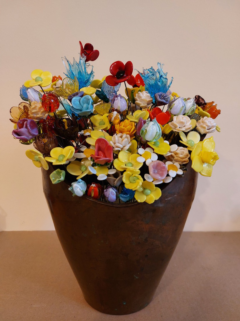 geel bloembouquet van glas in jugendstil vaas