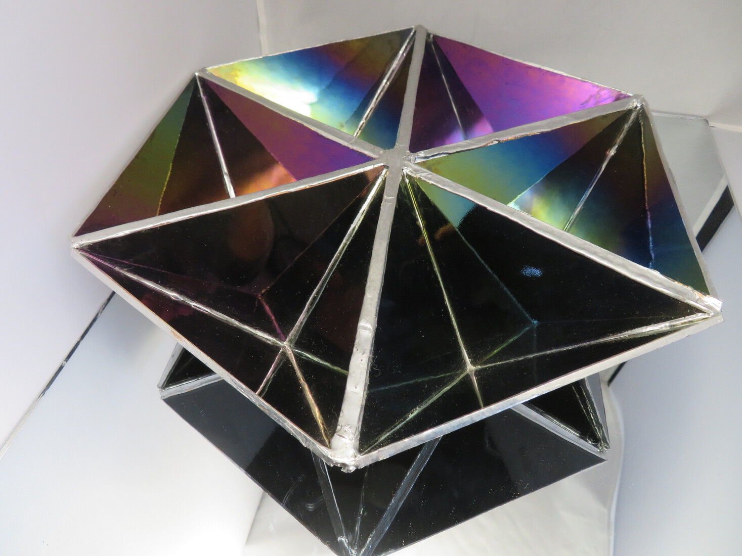 schaal van glas met mooi lijnenspel