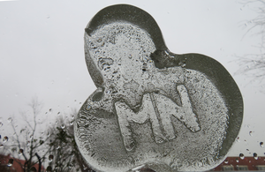 Deze stukken zijn gemaakt door glas te blazen aan de pijp en door glas te gieten.

