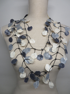 De kettingen zijn gemaakt van vloeibaar rubber, en worden met de hand gemaakt en dus allemaal uniek,