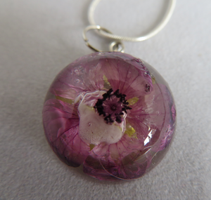 Deze hangers zijn gemaakt met zelf gekweekte bloemen.De bloem met al zijn details kun je nu dragen als hanger