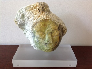 Vaak abstracte figuren, een enkele figuratief.