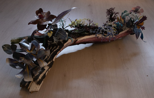 Door middel van binddraad, papier, verf en kralen worden stronkjes of bloempotjes op bijzondere wijze gedecoreerd.