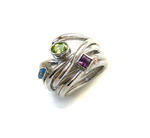 Sieraden vervaardigd in opdracht. Herinneringen, beelden, symbolen en eventueel in het bezit zijnde stenen van de opdrachtgever worden verwerkt tot een uniek sieraad.