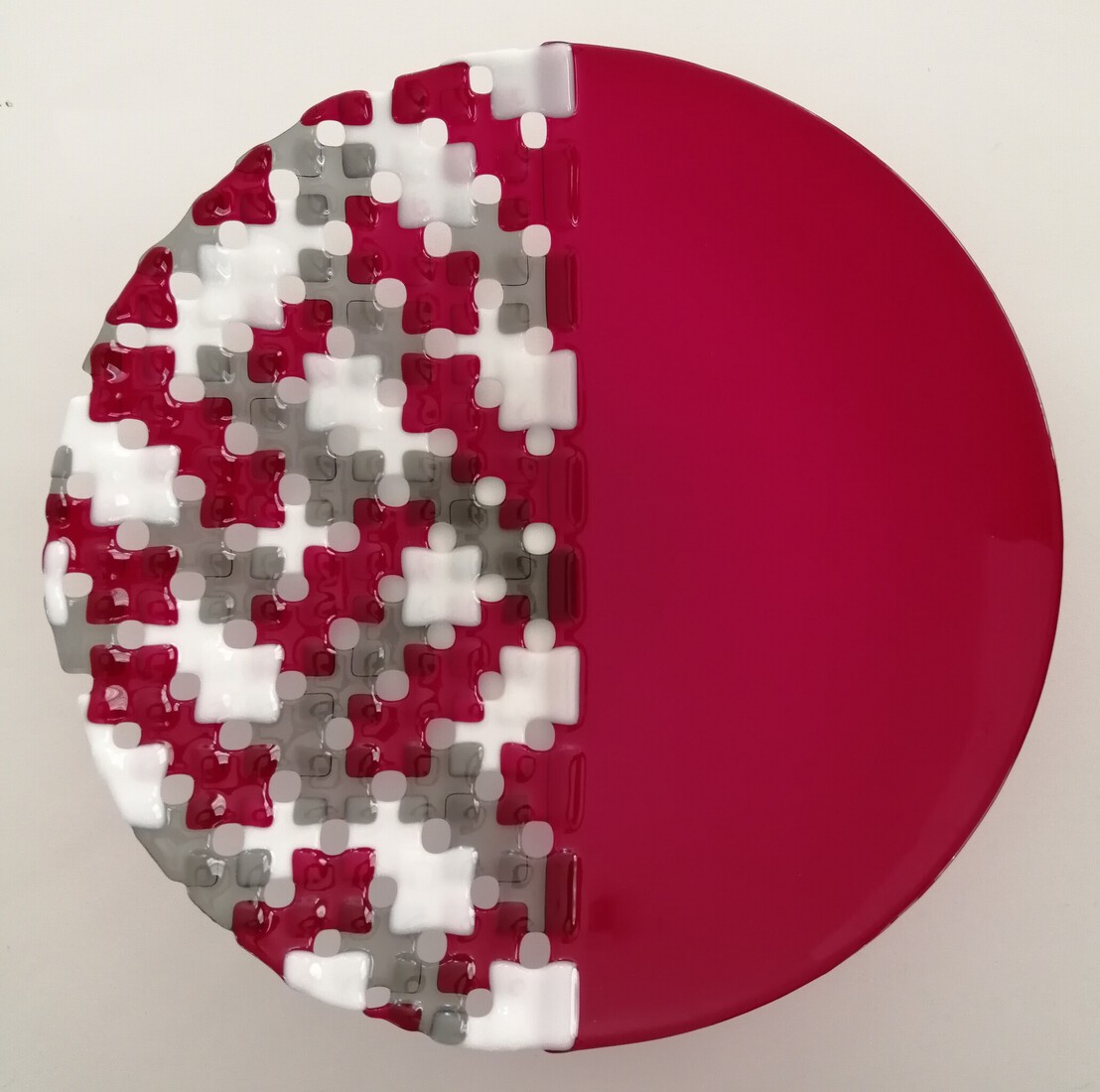 Schaal in rood, grijs en wit
