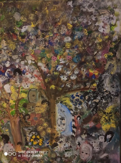 Boom met kleine gezichten