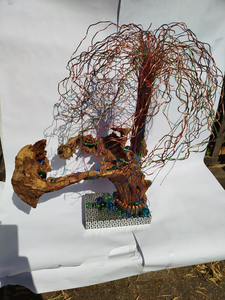 Bomen die gemaakt zijn van een zeer divers materiaal gebruik.
Deze bomen kunnen je gevoelen,gedachten, je aanspreken.dit door materiaal gebruik vorm kleuren composities.en daarbij te ontwaren symbolische elementen.