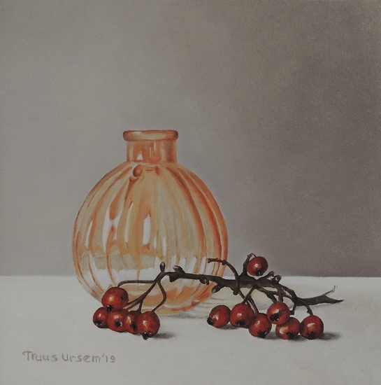 Oranje vaasje en rode bessen