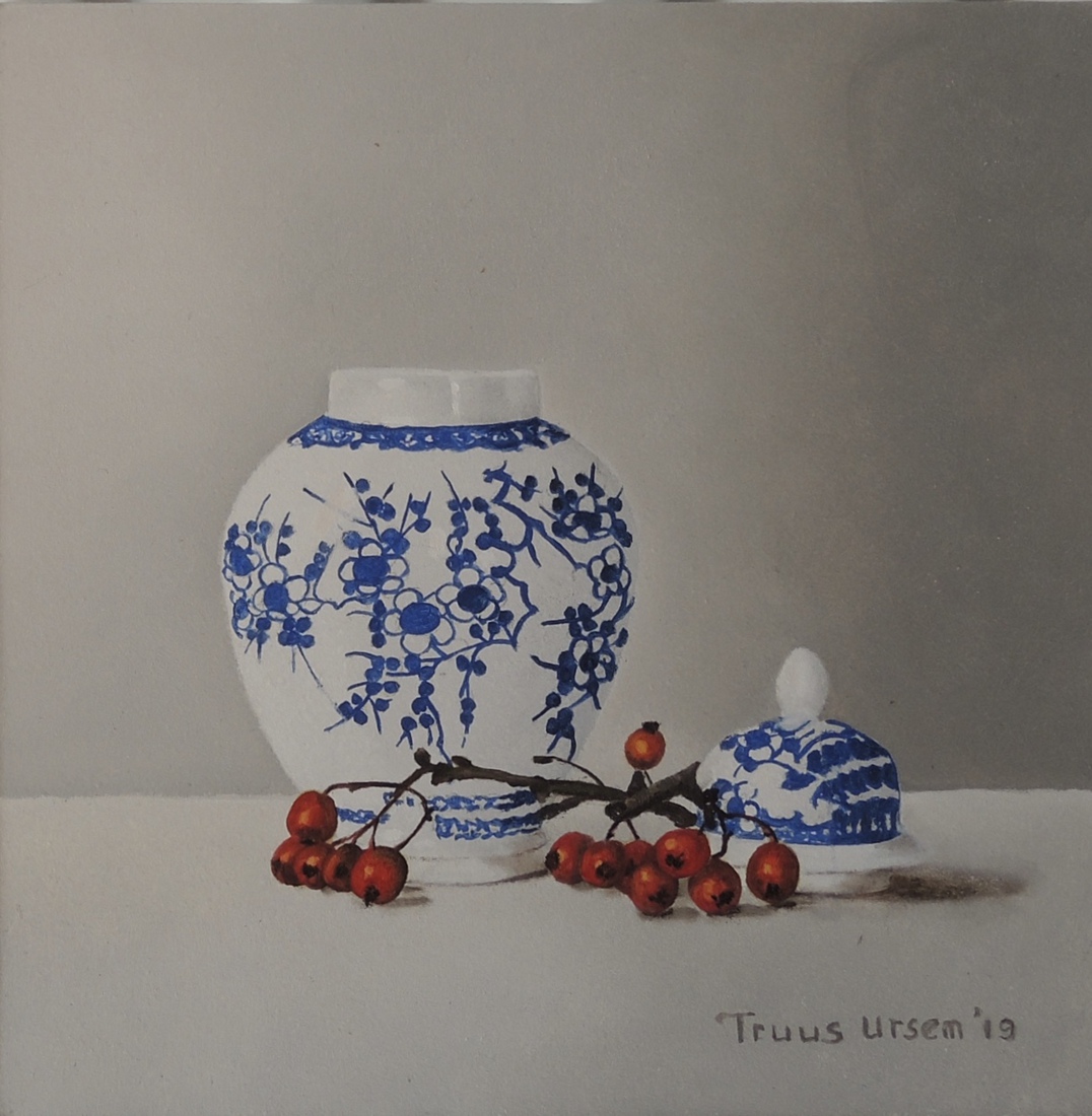 Blauw,wit vaasje en rode bessen