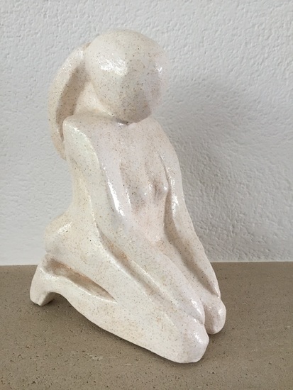 zittend figuur met staart