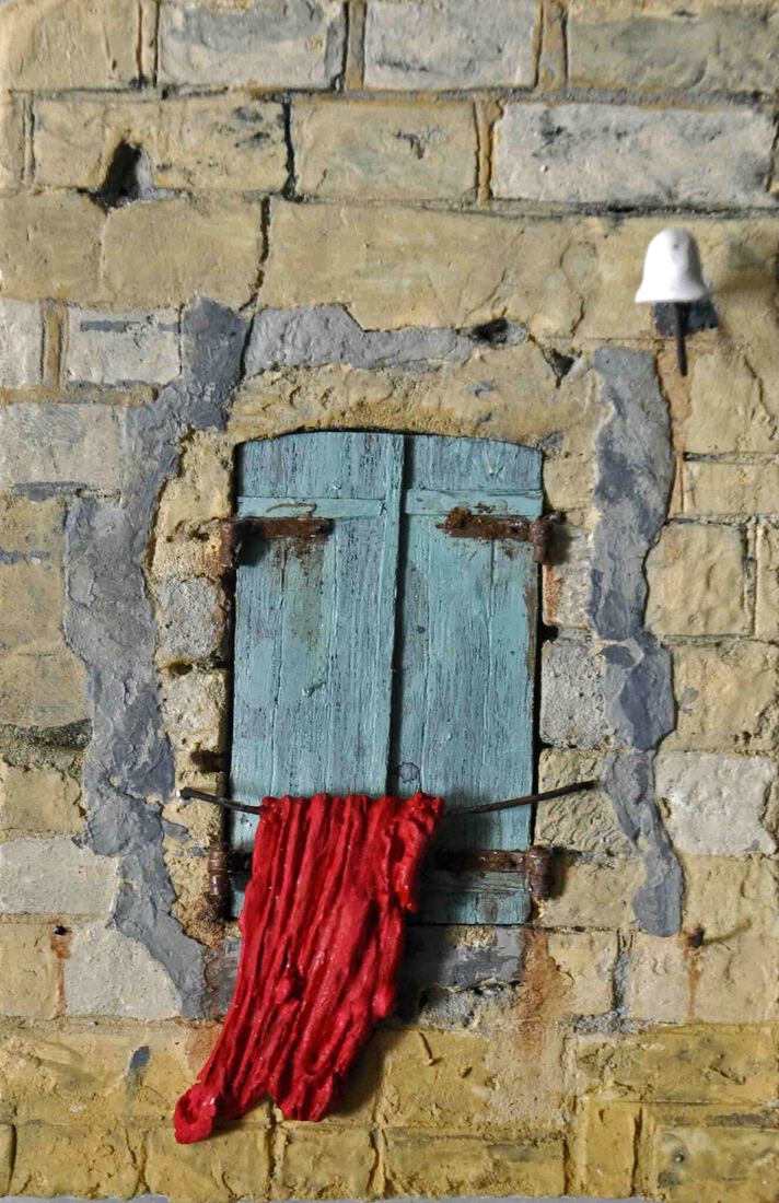 Blauwe luiken met rode handdoek in de Allier