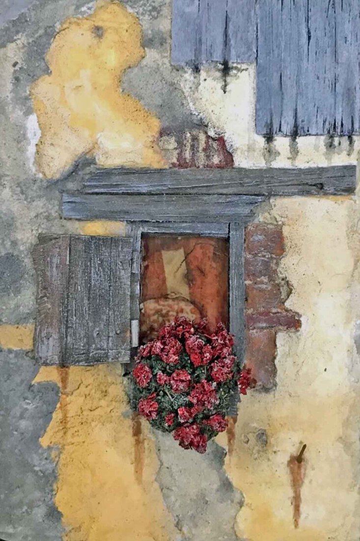 Bac à fleurs sous vieille fenêtre