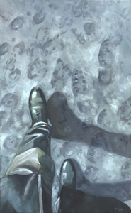 Lopen temidden van onbekenden, lopen door lege ruimtes, lopen en zoeken, zoeken en niet vinden.

Door een realiteit wandelen waarin de plotselinge afwezigheid van een persoon volkomen onwerkelijk lijkt. Hoe kan iemand het niet-meer-bestaan ​​van een mens begrijpen?
