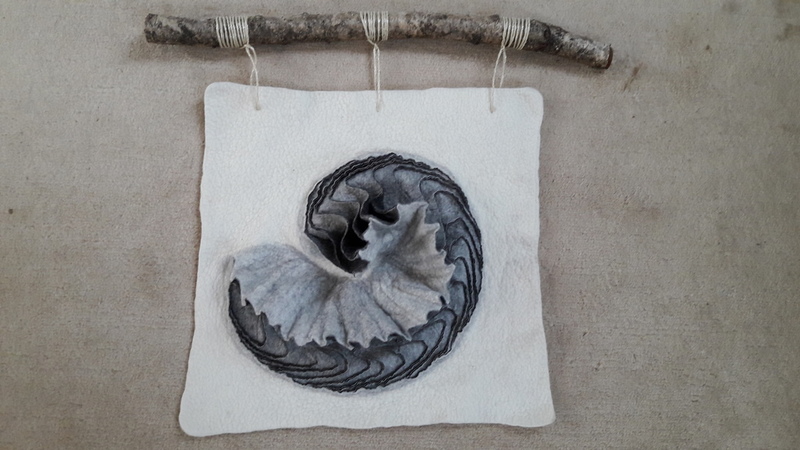 wandpaneel met schelpfiguur