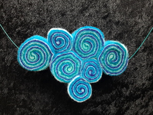 Sieraden die overwegend gemaakt zijn van vilt, en met gebruik van allerhande andere materialen.