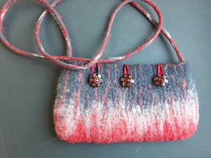 Tassen die als basismateriaal gemaakt zijn van vilt, eventueel aangevuld met andere materialen zoals zijde, katoen, etamine of synthetische stoffen.