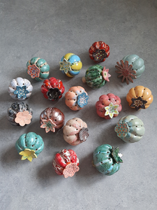 Kleurrijke papaverbollen, decoratief in de tuin en huis. Kunnen op een stok of staaf in de tuin gezet worden.