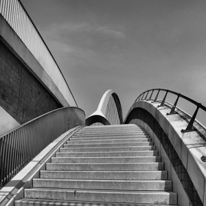 In deze serie foto's van de Nijmeegse bruggen : De Oversteek en de Lentloper