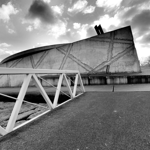Detailfoto's van Het Vierkant Eiland. Een monumentaal kunstwerk van beeldhouwer Frans de Wit (1942-2004) markeert op een diepte/hoogte van 6,67 meter onder N.A.P. (Normaal Amsterdams Peil) het laagste punt van Nederland, op het moment dat het ontwerp bedacht was.