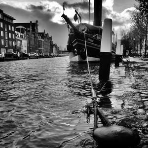 Kwam vroeger de oude binnenstad van Dordrecht regelmatig onder water te staan, zo is dat tegenwoordig niet meer het geval. Eind november 2023 was het toch weer zover. Hier enkele foto's daarvan. Het water kwam hier en daar net op de kades te staan. 