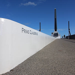 De Prins Clausbrug is een 141 meter lange basculebrug over het Wantij in Dordrecht. Deze fiets- en wandelbrug verbindt het centrum met de nieuwbouwwijk Stadswerven. De brug werd ontworpen door René van Zuuk en geopend door Prinses Beatrix op 26 oktober 2021.