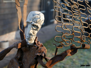 Beelden gemaakt van ijzer (schroot) en keramiek