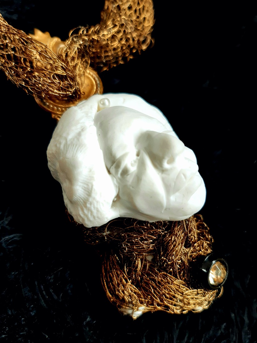 Talisman, corona sieraad