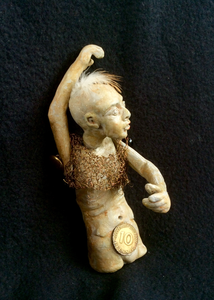 Sculpturen in klei met toevoeging van verschillende materialen.