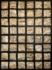 In de serie Caos Y Orden is lava als primair materiaal gebruikt; een substantie die normaal wordt geassocieerd met beweging, hitte en destructie, maar hier tot stilstand is gebracht.
Door het gebruik van geometrische vormen en edelmetaal kleuren (goud; zonlicht, zilver; maan, brons; aarde, koper; vuur) wordt de rauwe energie van de lava getransformeerd tot een geconcentreerde, repeterende aanwezigheid.
