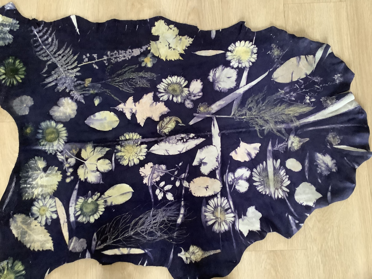 Ecoprint op geitenleer.